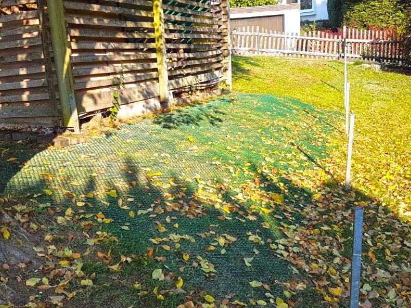 Rasennetz als Traktionshilfe für Mähroboter und Robomower in schwierigem Gelände mit Gefälle, Steigung und Neigung