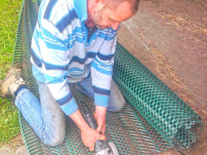 Rasennetz zum Rasenschutz für einen Offenstall und Auslauf eines Esel