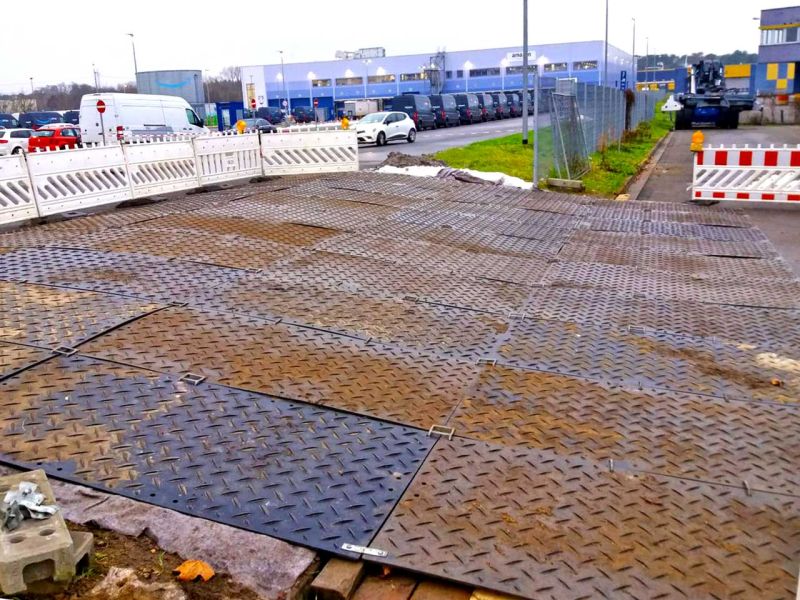 Temporäre Umleitung des Baustellenverkehr über eine Grünstreifen mit Bodenschutzplatten von Securatek