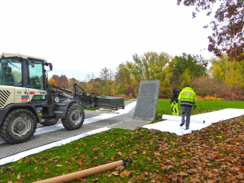 Fahrplatten als mobile Baustraße im Rohrleitungsbau in Giessen