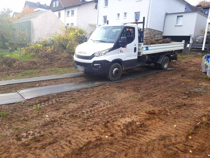 v:tek Fahrplatten-Set als Fahrspur mit Kunststoff Überfahrplatten im Gartenbau & Landschaftsbau