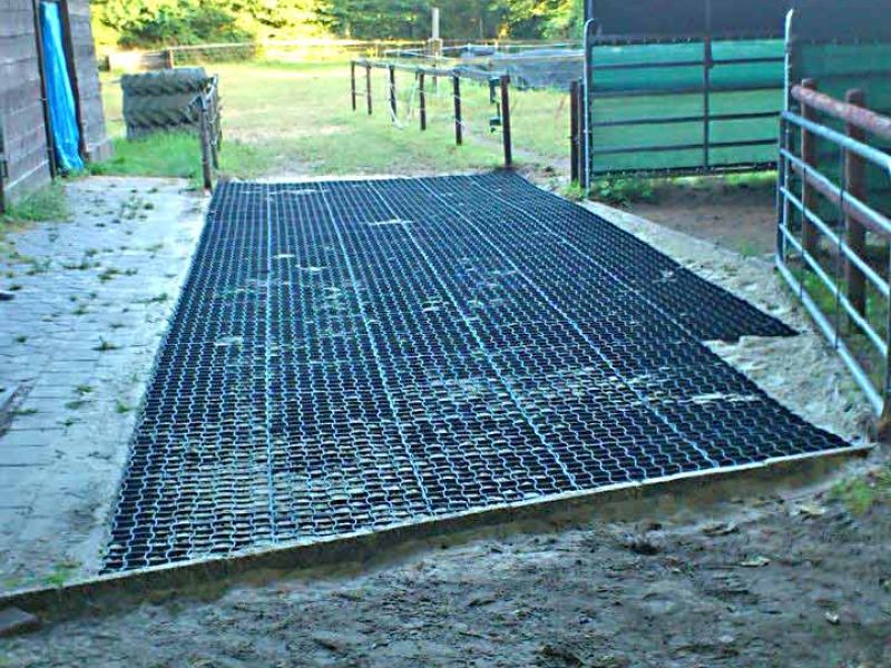 Verlegung des Bodengitter BG30 ohne Unterbau für ein Pferde Paddock / Offenstall