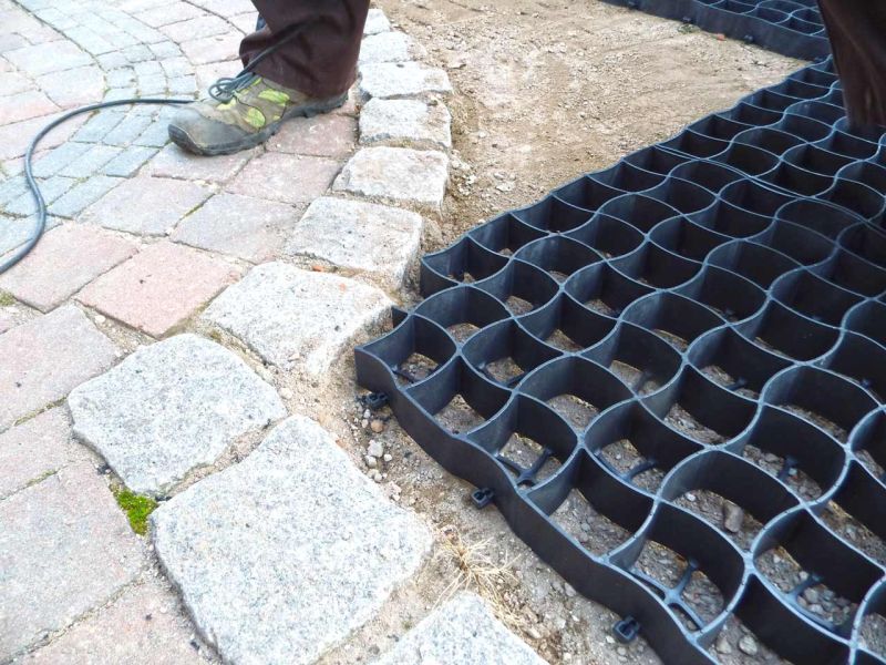 Bodenbefestigung einer begrünten Carport-Zufahrt mit dem Bodengitter BG50