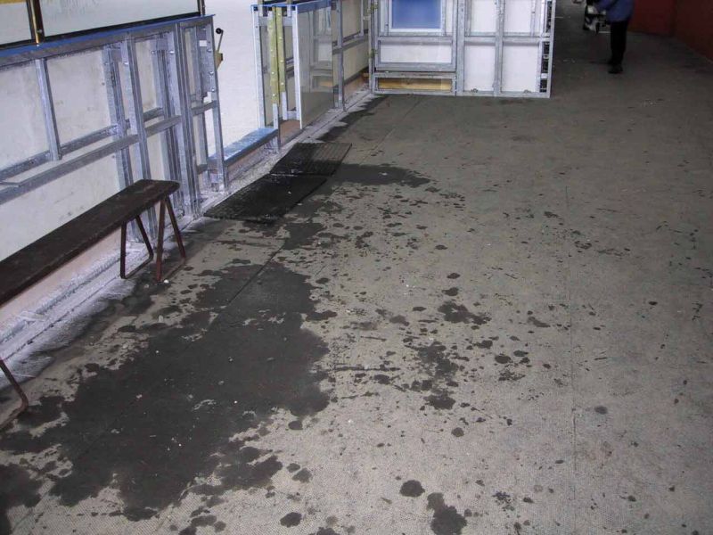 Rutschhemmde & stoßdämpfende Bodenmatten aus weichem PVC für eine Eissporthalle