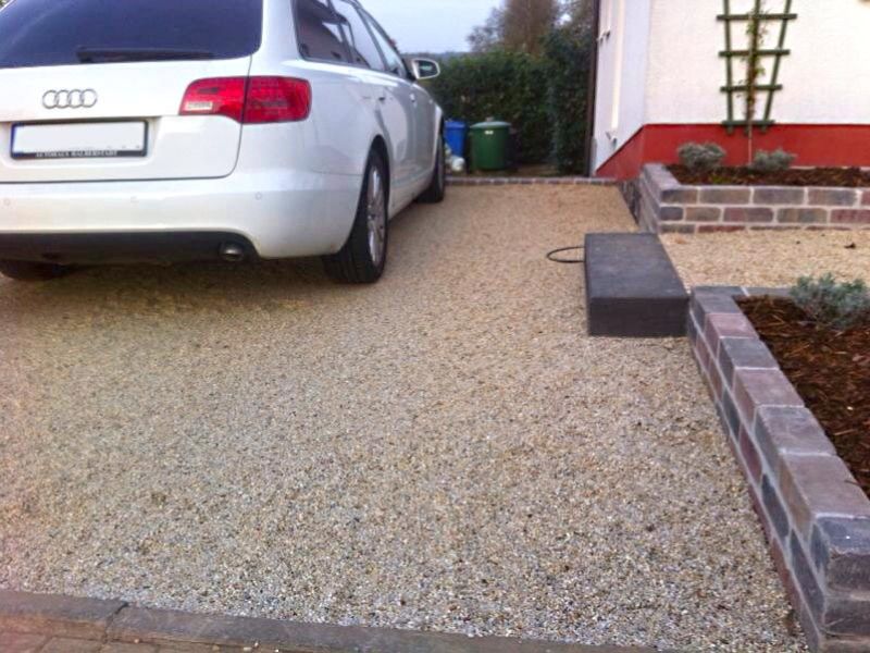 Verlegen und verfüllen der Bodenwabe BW40 zur Befestigung von Kieswegen