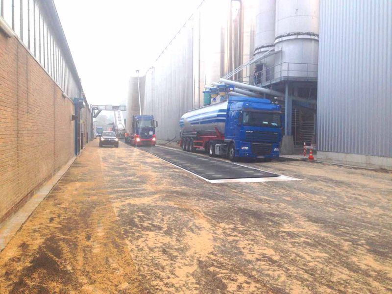 Mobile Fahrstraße zum Schutz einer neuen asphaltierten Fahrfläche