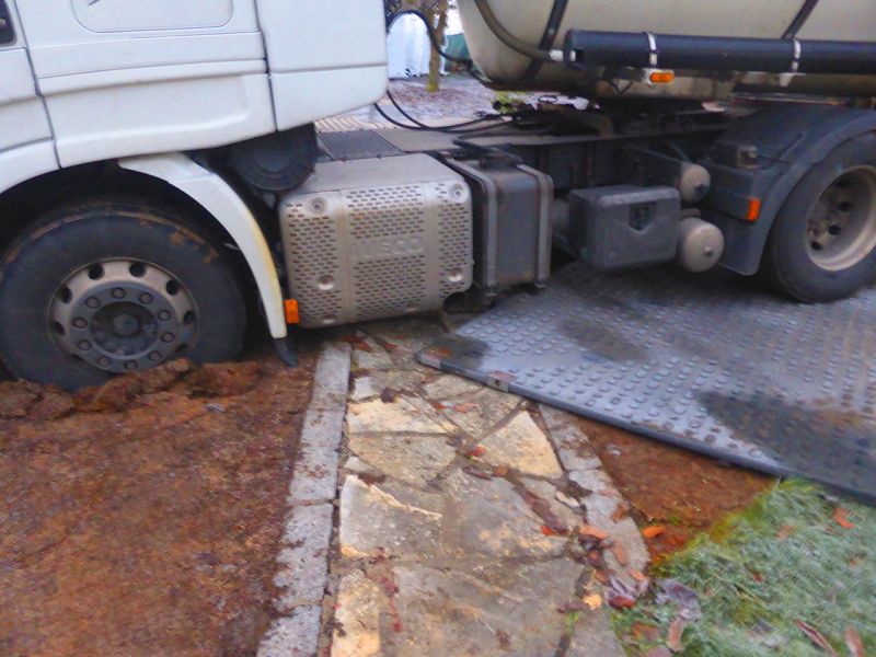 Spontane „Bergeaktion“ eines 40t LKW mit der Secu XL150 Schwerlast Baustraße auf einer aufgeweichten Wiese