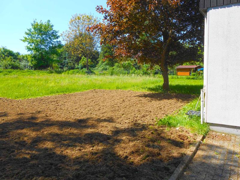 Befestigung einer Rasenfläche als Stellplatz für PKW-Anhänger mit dem Rasengitterstein RGS35