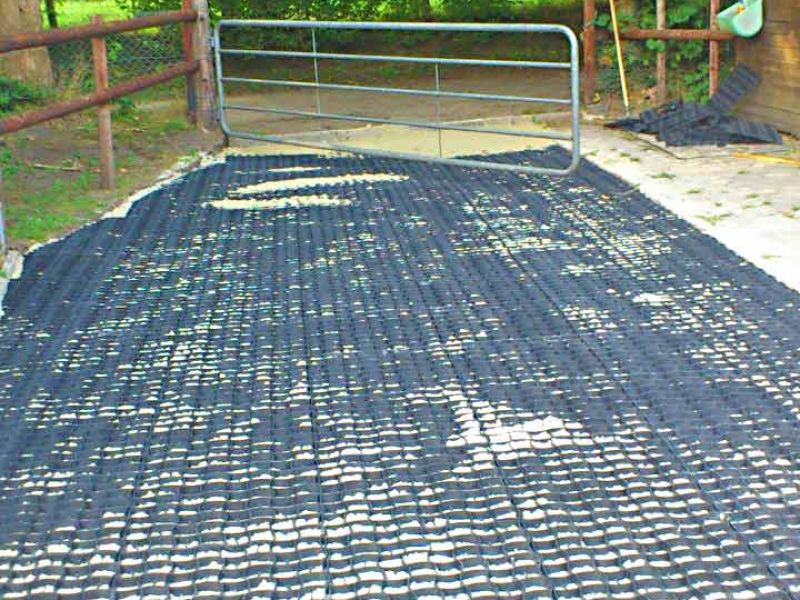 Verlegung des Bodengitter BG30 ohne Unterbau für ein Pferde Paddock / Offenstall