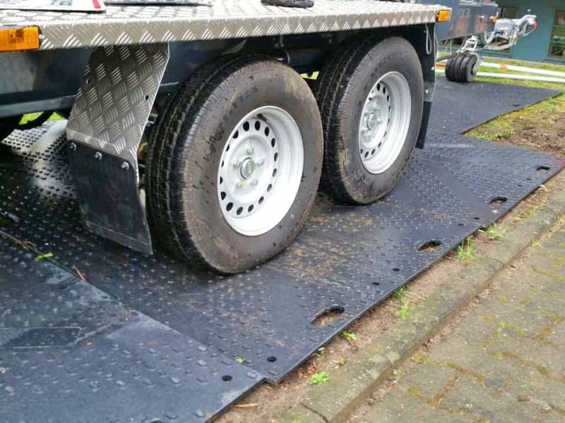 Kunststoff Fahrplatten als Bodenschutz für den Anhängerkran einer Zimmerei