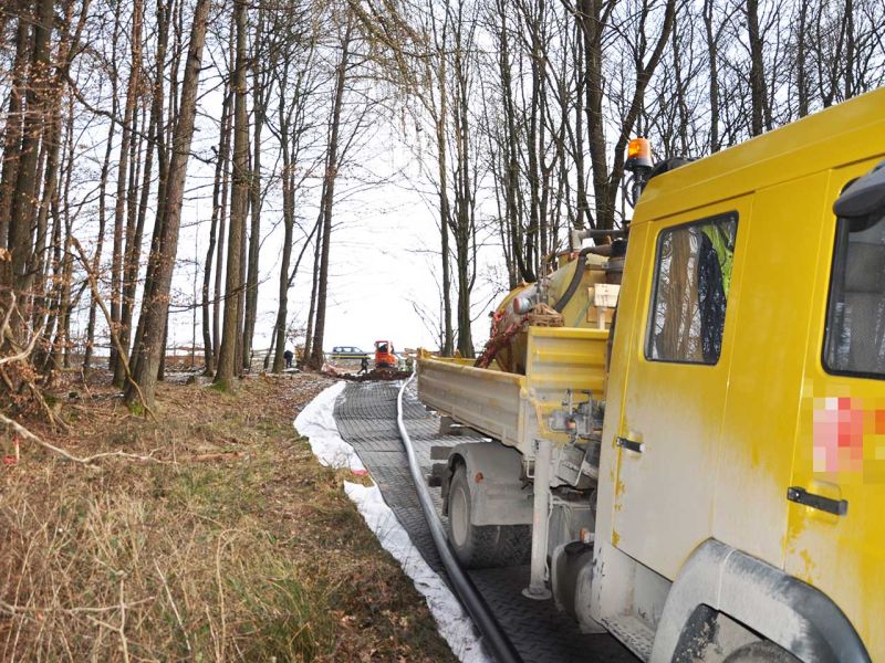 Mobile Baustraße Telekom-Baustelle Esselbach im Steigerwald mit der s:tek 48 Bodenschutzplatte