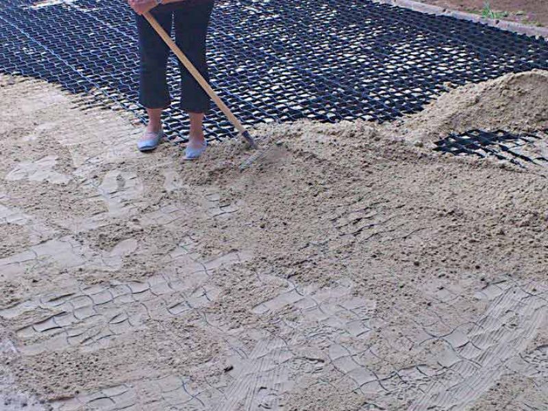 Verlegung des Bodengitter BG30 ohne Unterbau für ein Pferde Paddock / Offenstall