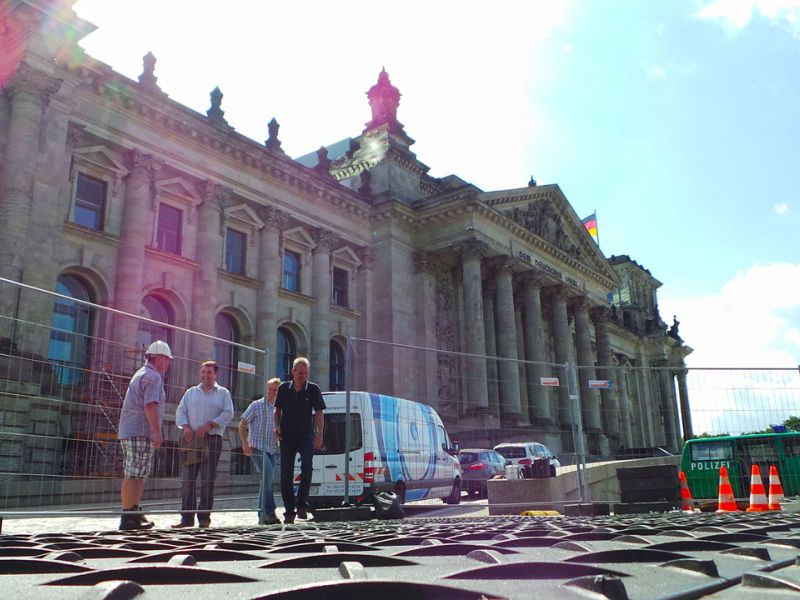 Mobile Baustraße vor dem Bundestag in Berlin
