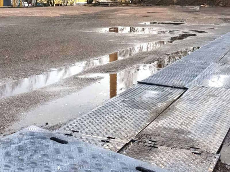 Temporäre Lagerfläche zum befahren mit Transportfahrzeugen mit den e:tek PRO Langen Fahrplatten