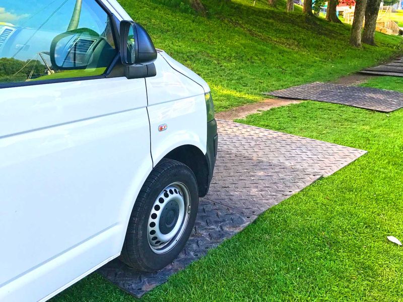 Mobile Baustraße zum Schützen des Untergrundes an einem Seeufer mit den s:tek 48 Hochleistungs-Bodenschutzplatten