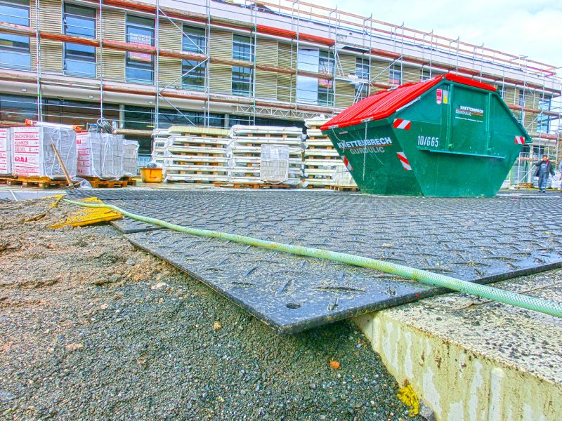 Bodenschutzplatten zum Schutz des Pflasters - Neubau in Bad Vilbel