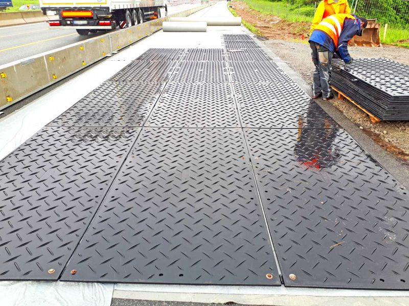 Bodenschutzplatten zum Schutz Fahrbahndecke / Fahrbahnbelag der Autobahn A3 Aschaffenburg bei Strietwald während dem Bau eine Lärmschutzwand mit Fotovoltaik.