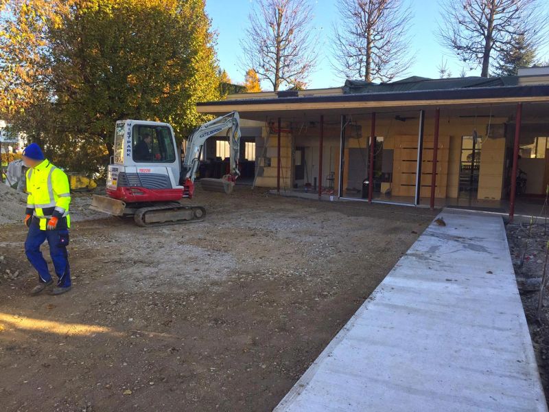 Dekorative und funktionale Umgestaltung des befahrbaren Vorplatz einer Fahrschule mit dem Kiesgitter KG30