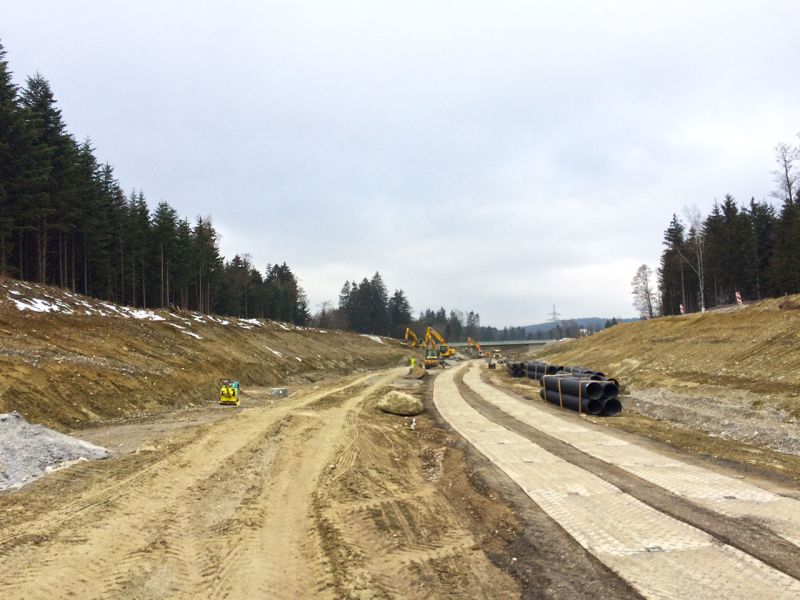 Mobile Baustrasse als Zufahrtslösung für LKW und Bagger im Straßenbau und Verkehrswegebau