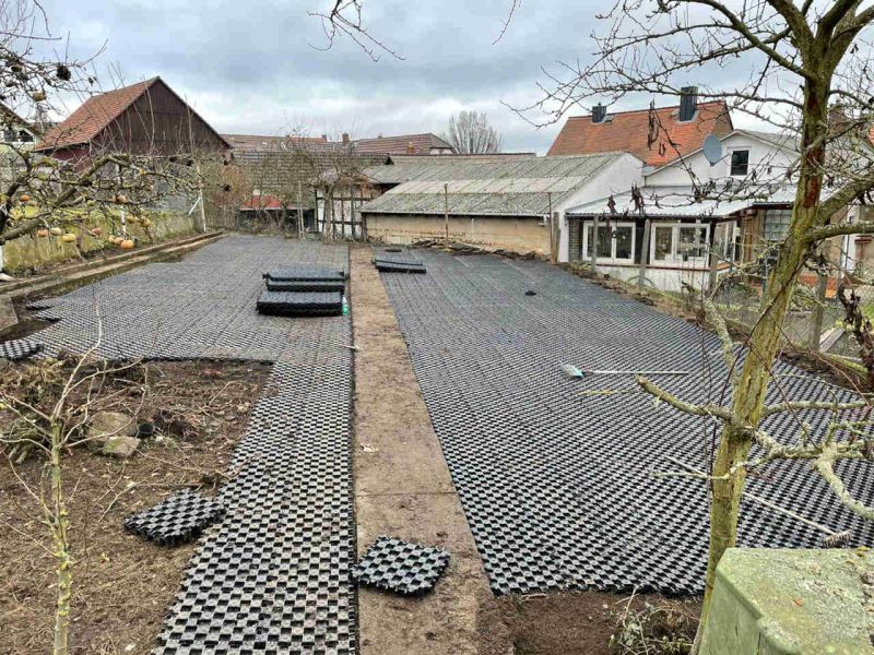 Sind Paddockplatten, die den Boden befestigen und abdecken, eine sinnvolle Lösung gegen das Aufwühlen und Scharren von Hühnern? Kurz und Knapp...