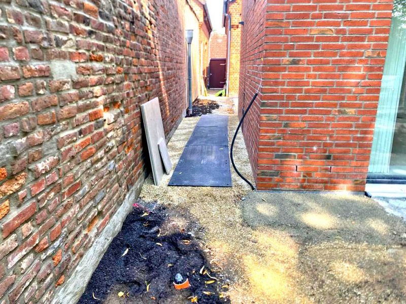 Fahrplatten als Pflasterschutz bei der Neuanlage eines Sandkasten & Bobbycarstrecke im Kindergarten Heemsen