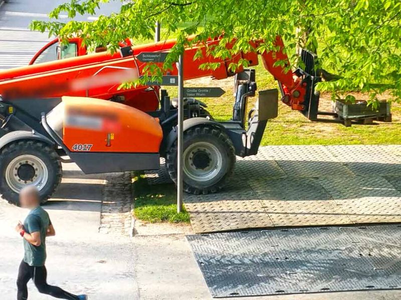 Fahrplatten zum Schutz des Rasen im Schlosspark Heidelberg für ein Event