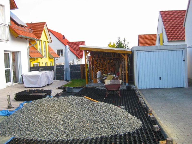Umgestaltung einer Rasenfläche in eine befestigte und befahrbare Hof- und Gartenzufahrt mit der Kiesmatte KM30