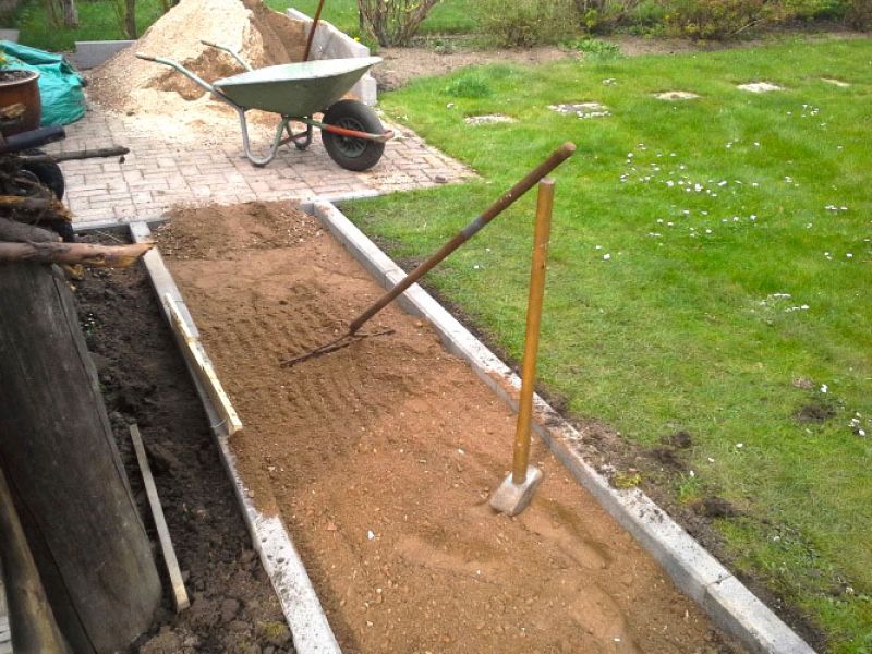 Verlegen von Kieswaben KW50 für einen stabilisierten Kiesweg im Garten