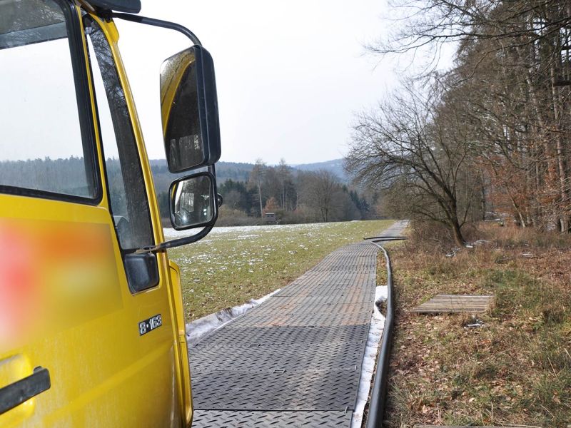Mobile Baustraße Telekom-Baustelle Esselbach im Steigerwald mit der s:tek 48 Bodenschutzplatte