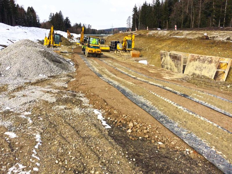 Mobile Baustrasse als Zufahrtslösung für LKW und Bagger im Straßenbau und Verkehrswegebau