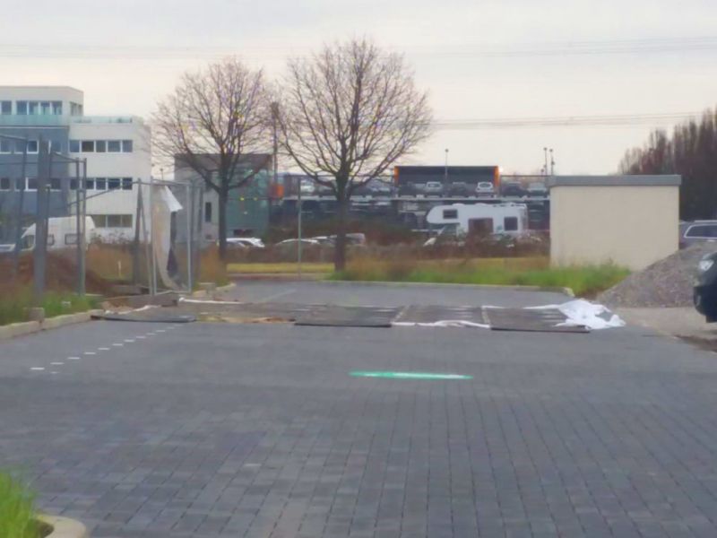 Die s:tek 48 · Hochleistungs-Bodenschutzplatte als Baustellenzufahrt auf einem Parkplatz in der Nähe von Limburg