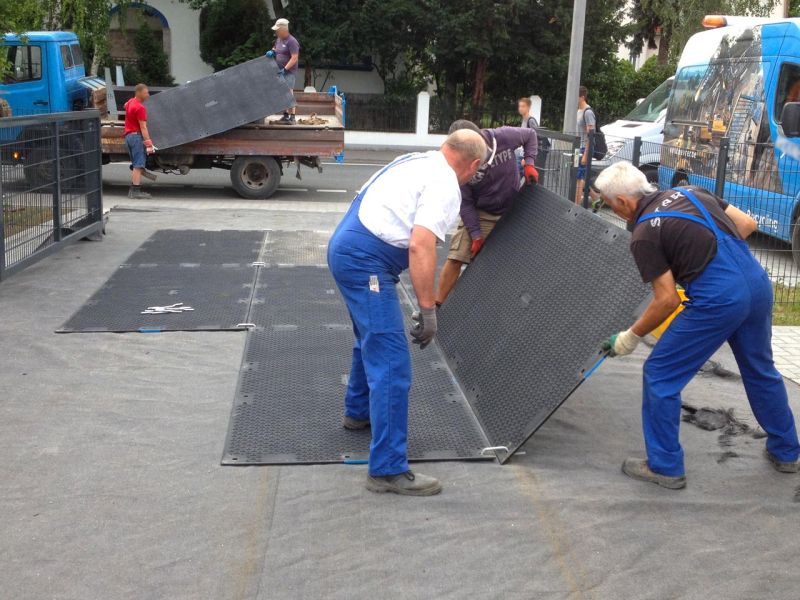 Fahrplatten als temporäre Baustraße zum Pflasterschutz