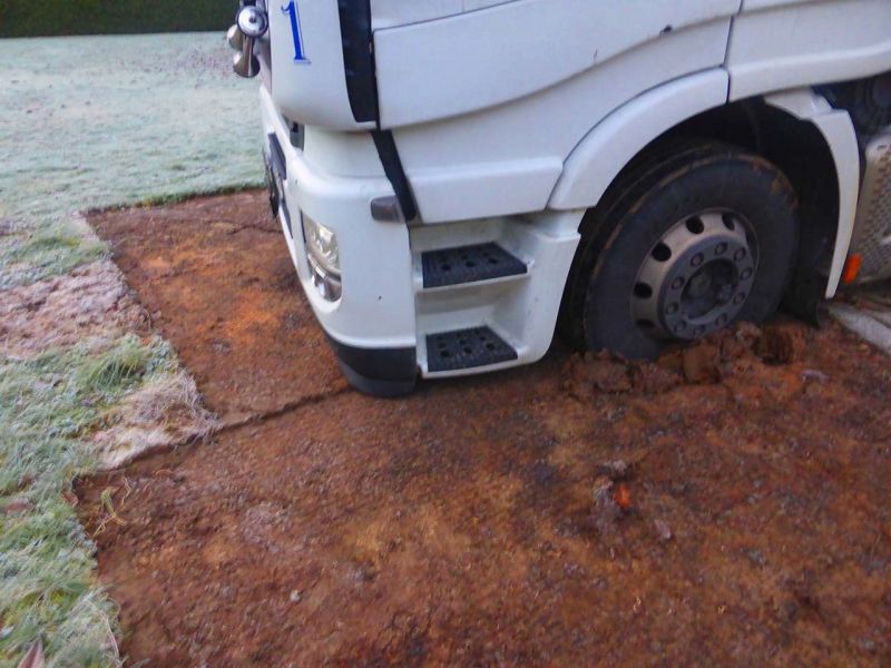 Spontane „Bergeaktion“ eines 40t LKW mit der Secu XL150 Schwerlast Baustraße auf einer aufgeweichten Wiese