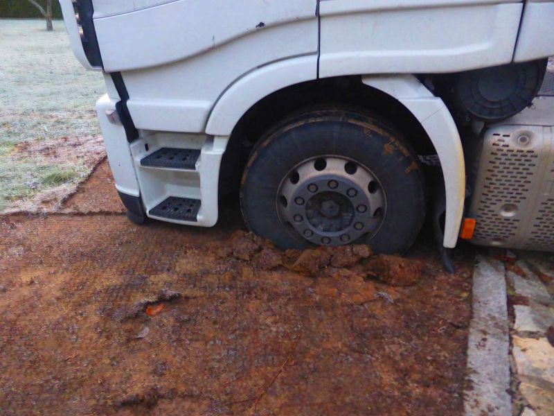 Spontane „Bergeaktion“ eines 40t LKW mit der Secu XL150 Schwerlast Baustraße auf einer aufgeweichten Wiese