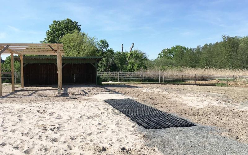 Sie haben ein Paddock, Offenstall, Futterplatz & möchten diesen ohne Erdarbeiten & Unterbau schnell, einfach & maximal befestigen? Klingt wie ein Traum? Hier sehen Sie wie es geht...