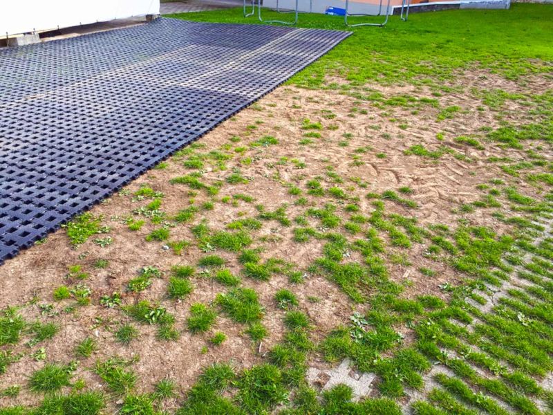 Gartenboden befestigen und befahrbar machen mit dem Rasengitterstein RGS35