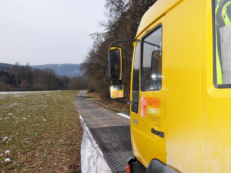 Mobile Baustraße Telekom-Baustelle Esselbach im Steigerwald mit der s:tek 48 Bodenschutzplatte