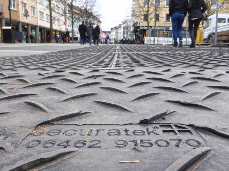 Baustrasse Pflasterschutz Fussgaengerzone Giessen 14 referenz