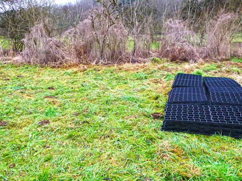 Befestigung des Boden in einem Weidezelt für Pferde mit dem Bodengitter BG30