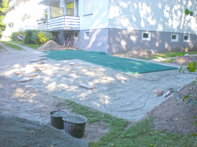 Neugestaltung eines begrünten Mieterparkplatz mit dem Bodengitter BG50