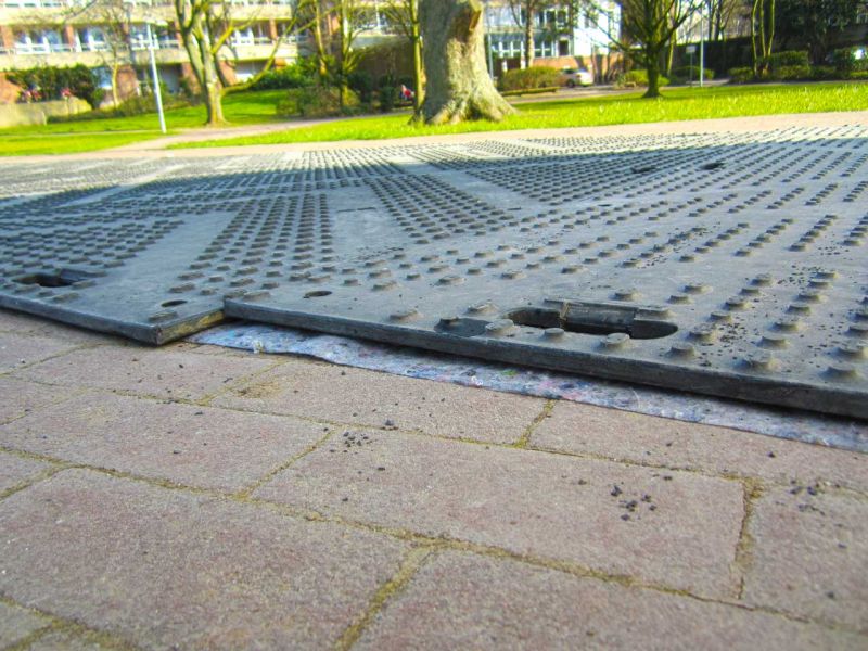 Fahrplatten als Pflasterschutz für eine temporäre LKW-Zufahrt