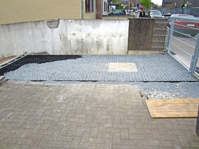 Verlegen und Verfüllen des Bodengitter BG50 für Hof und Einfahrt