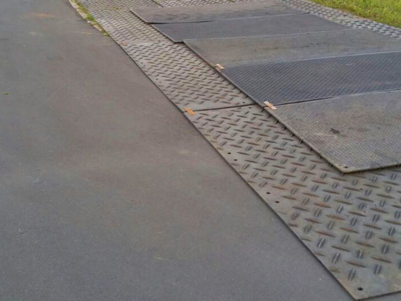 s:tek Bodenschutzplatten, MaxiTrack Schwerlast Fahrplatte und x:tek Fahrplatten aus Kunststoff für Begleitfahrzeuge im Schwertransport