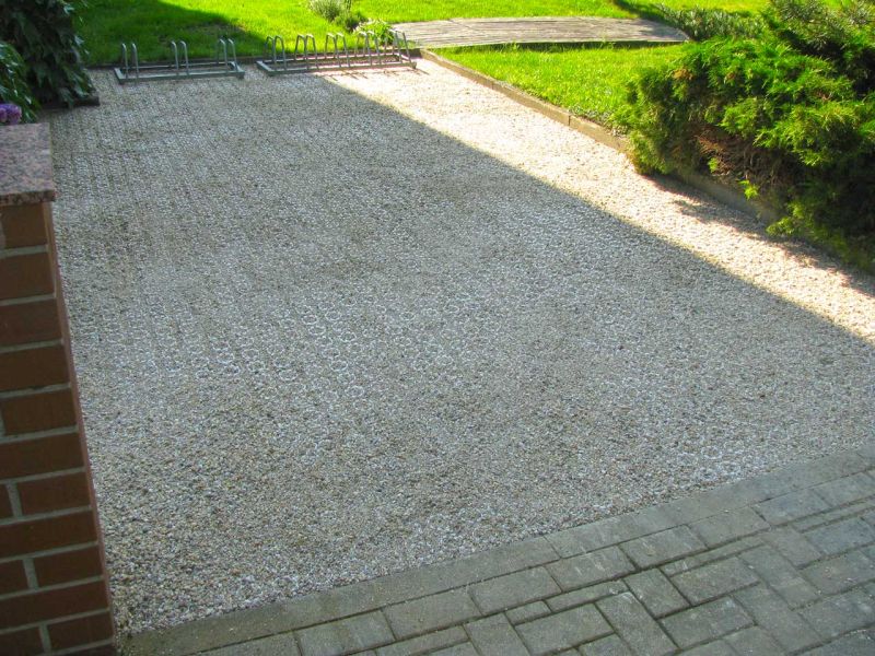 Verlegung des Kiesgitter KG30 zur unversiegelten Befestigung eines Hof