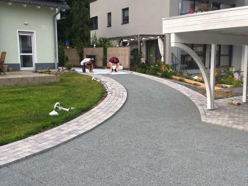 Schöne & befahrbare Kies-Einfahrt anstelle von Pflastersteinen mit den Kieswaben KW30 einfach, schnell und kostengünstig selbst anlegen.