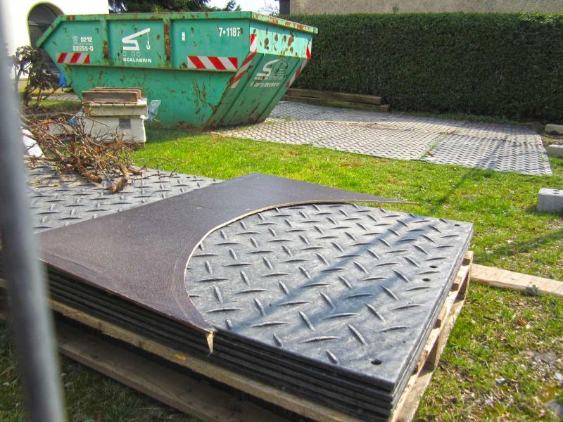 Fahrplatten als Containerstellplatz bei Gebäudesanierung