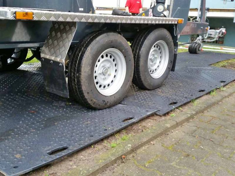 Kunststoff Fahrplatten als Bodenschutz für den Anhängerkran einer Zimmerei