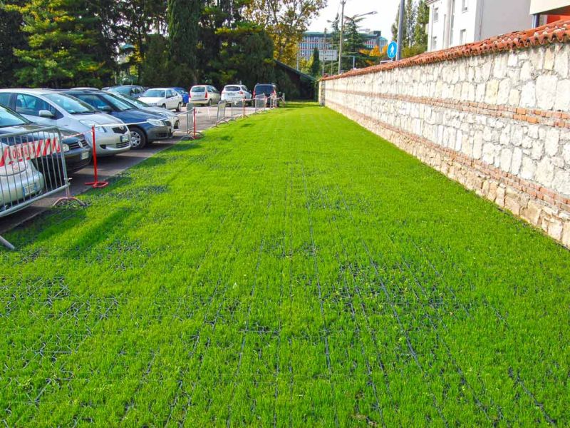 Rasengitter RG24 zur Stabilisierung eines Besucherparkplatz einer Kirche