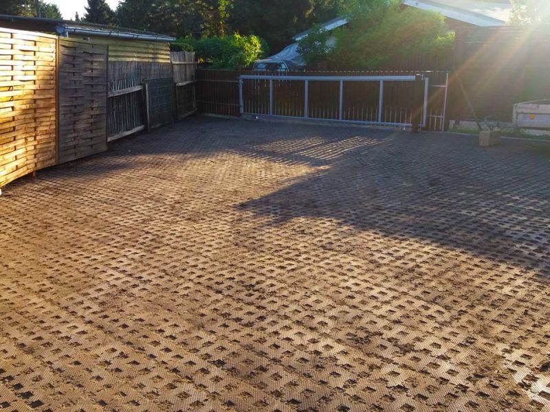 Sie möchten eine schöne & befestigte Rasenfläche als Stellplatz für ihr Wohnmobil? Kein Problem mit dem Rasengitterstein RGS35 aus Kunststoff von securatek!