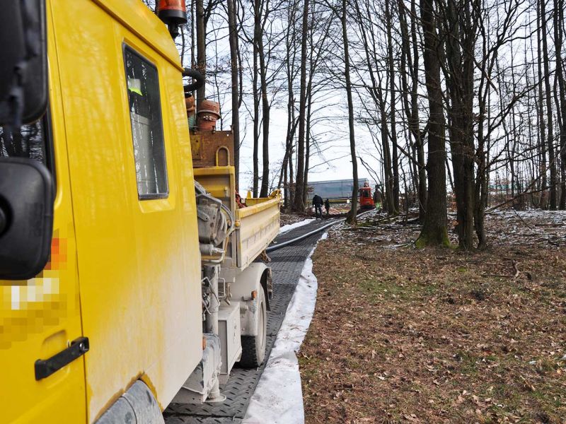 Mobile Baustraße Telekom-Baustelle Esselbach im Steigerwald mit der s:tek 48 Bodenschutzplatte
